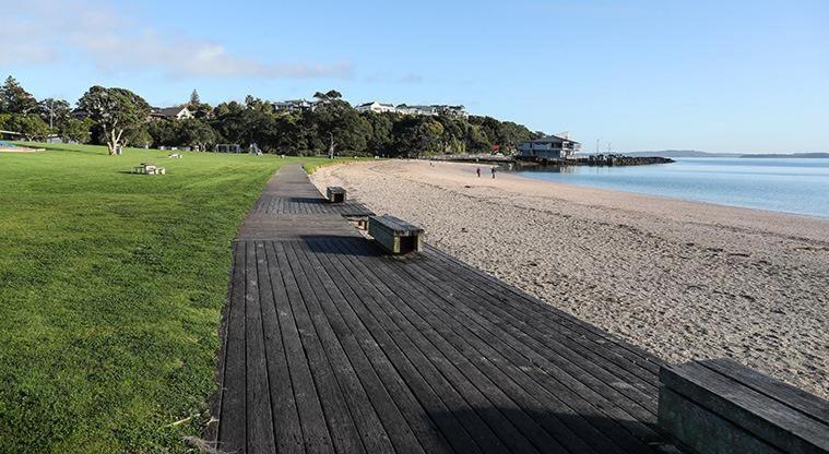 Beach Front Resort! Maraetai Eksteriør bilde