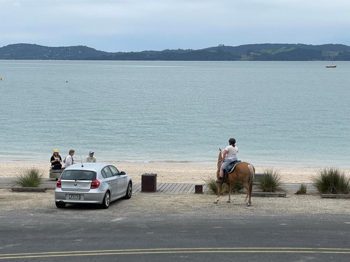 Beach Front Resort! Maraetai Eksteriør bilde